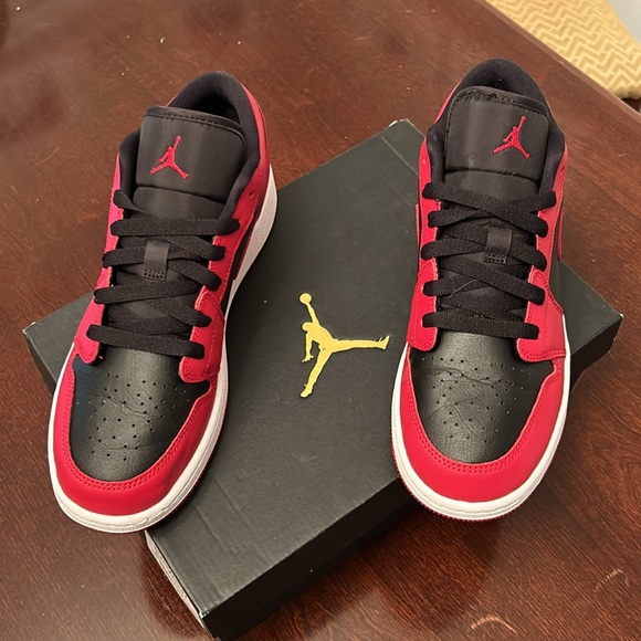 Air Jordan 1 Low (GS) - Picture 2 of 8